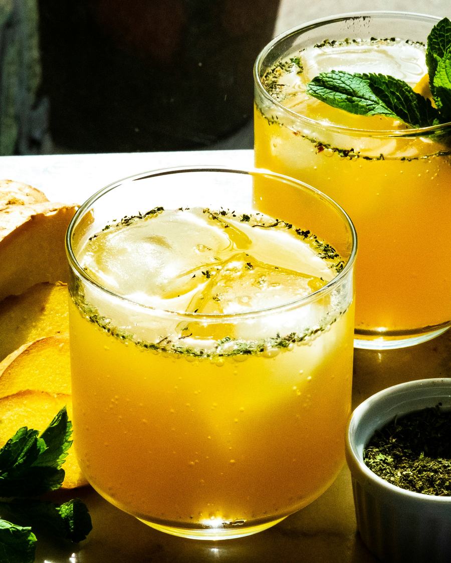 Sucos de laranja com hortelã servidos no copo
